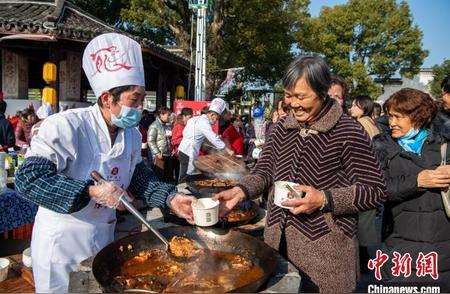 探秘浙江南浔桑基鱼塘：体验千年传统鱼宴文化