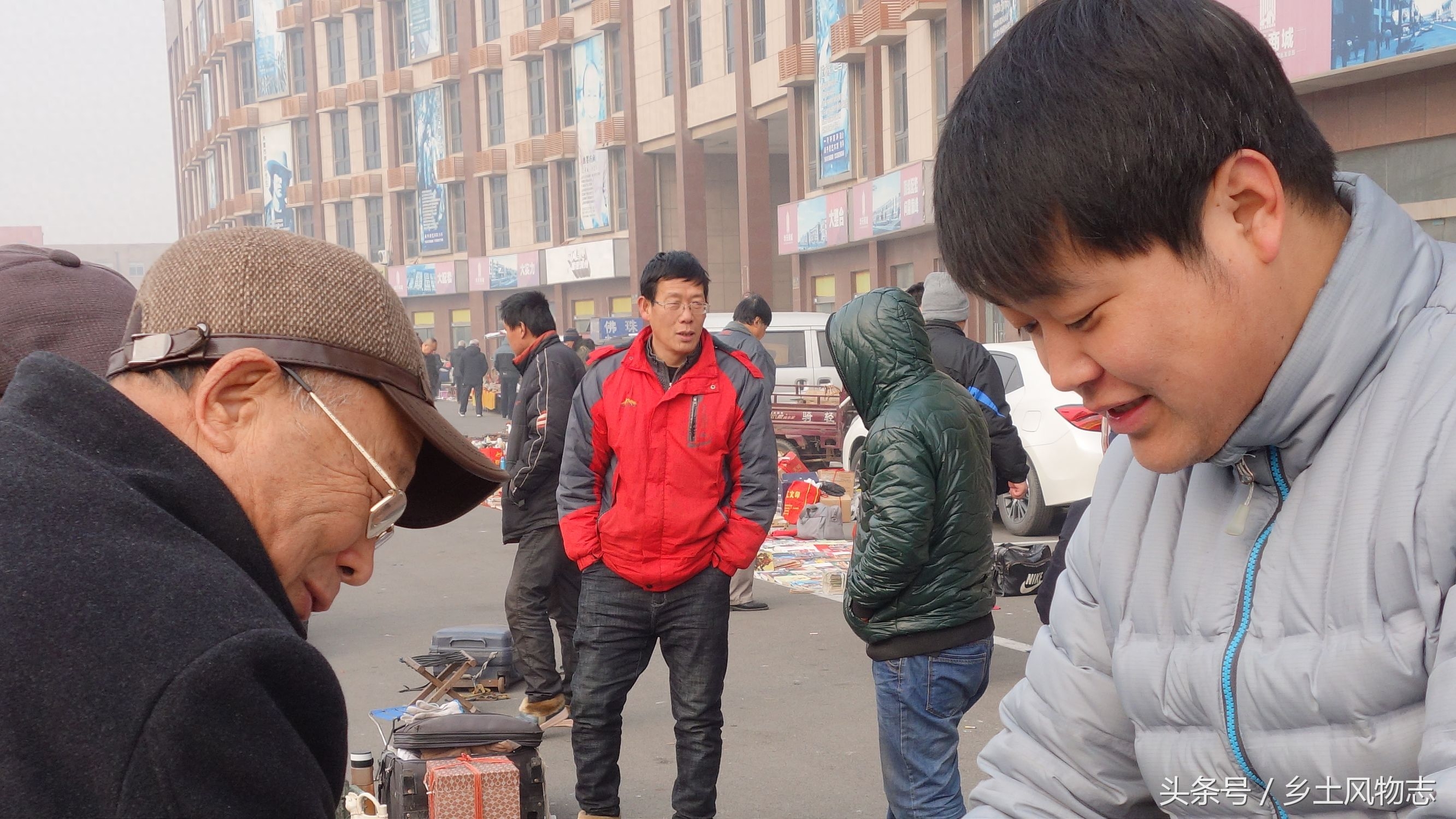 文玩市场印章石摆了一地，摊主说是巴林石，150卖出三块贵还是贱